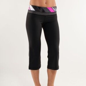 Lululemon Groove Crop Reversible 
Black / Quilting Winter 7 / Quilting Winter 7